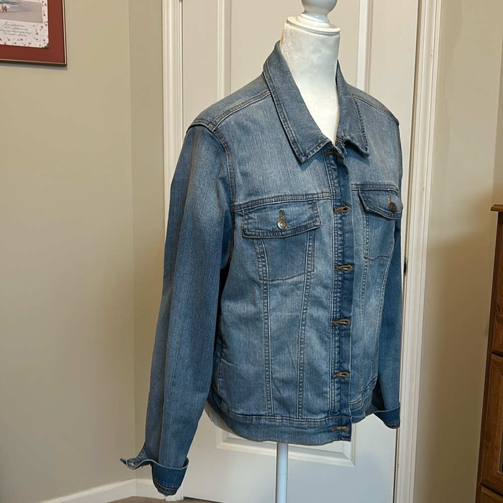 Social Standards by sanctuary light-medium wash 
Jean Jacket. Size XL.